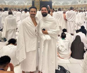 بملابس الإحرام..أحمد حاتم يؤدي مناسك العمرة برفقة أحمد داود