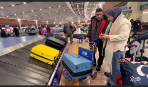 بالصور .. مطار القاهرة يستقبل المسافرين بهدايا الكريسماس