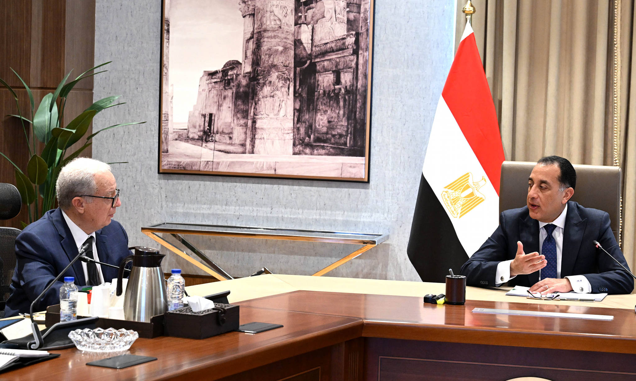 رئيس الوزراء ونائبه يبحثان ملف هيكلة الهيئات الاقتصادية