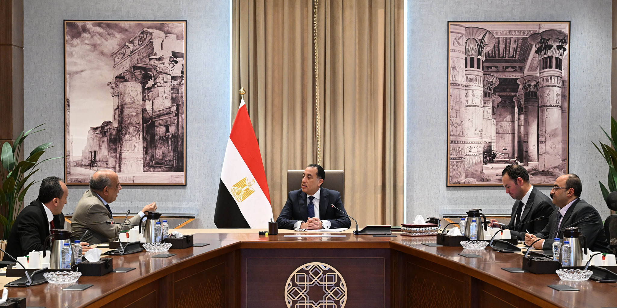 رئيس الوزراء يطلع على الموقف التنفيذي لمشروعات الربط الكهربائي