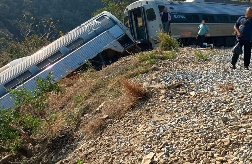 سقوط عربات قطار محملة بالبروبان في نهر بأمريكا