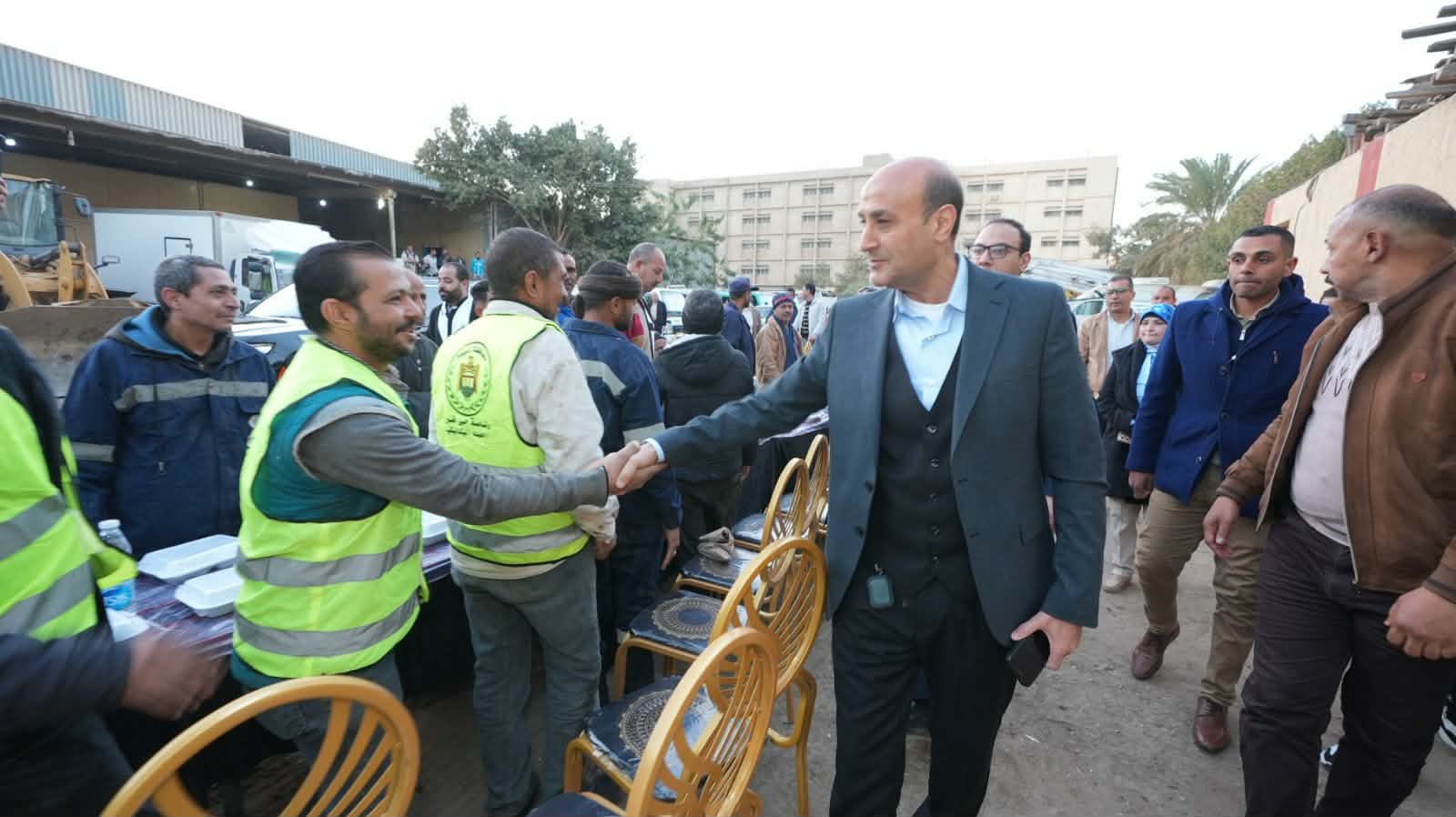 “عماد المنظومة” محافظ أسيوط يشارك عمال النظافة إفطارًا جماعيًا