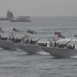 إيران تختبر جاهزيتها البحرية في مضيق هرمز وواشنطن تعزز وجودها العسكري