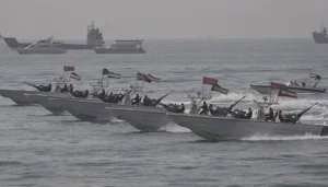 إيران تختبر جاهزيتها البحرية في مضيق هرمز وواشنطن تعزز وجودها العسكري