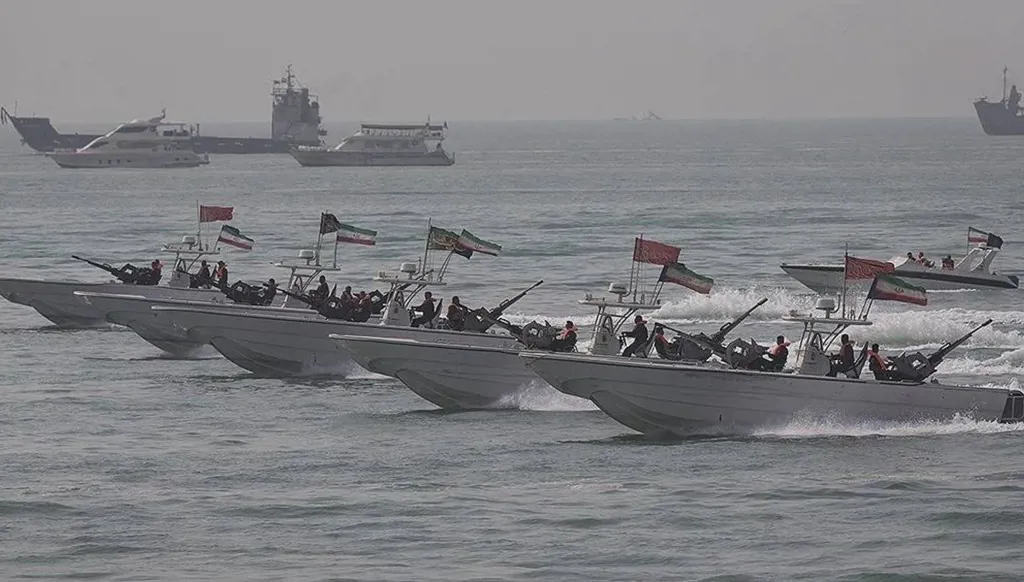 إيران تختبر جاهزيتها البحرية في مضيق هرمز وواشنطن تعزز وجودها العسكري