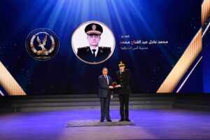 وزير الداخلية يُكرم أسر الشهداء والمصابين والمتميزين ويقلدهم الأنواط الممنوحة من رئيس الجمهورية