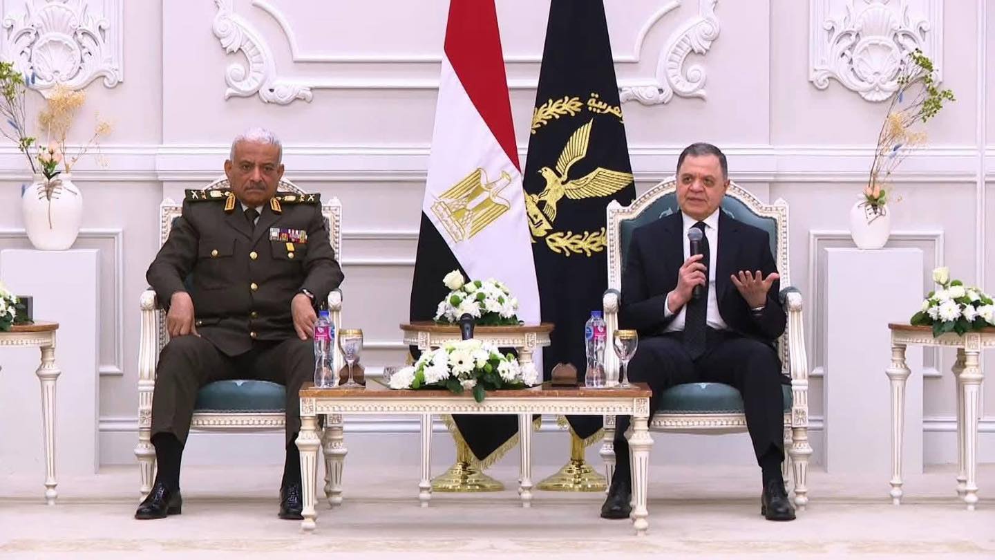 موجه لكل المطارات والمنافذ الحدودية.. الرئيس يصدر قرارًا بشأن الأجانب في مصر