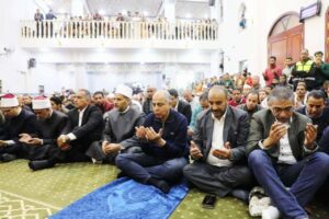 محافظ المنيا يفتتح المسجد الكبير بمركز مطاي ويستمع لمطالب المواطنين عقب أداء صلاة الجمعة