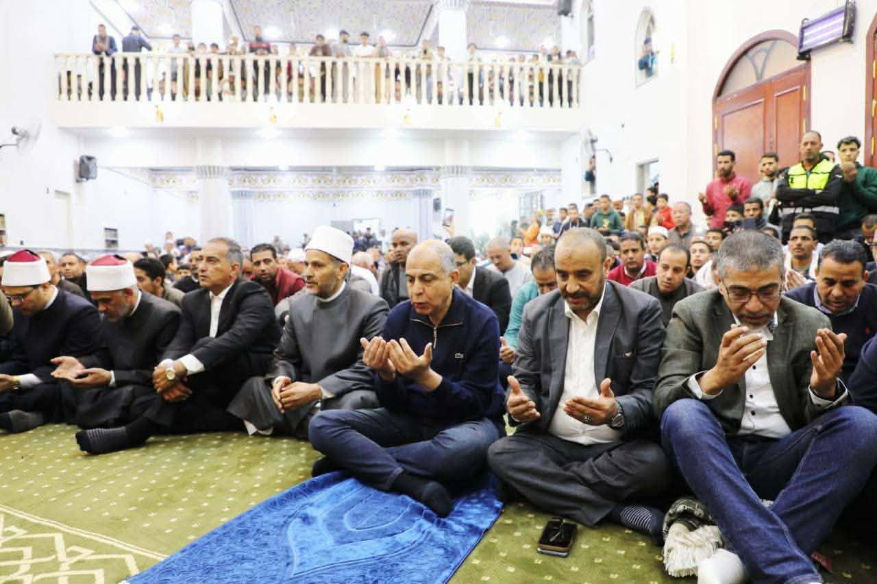 محافظ المنيا يفتتح المسجد الكبير بمركز مطاي ويستمع لمطالب المواطنين عقب أداء صلاة الجمعة