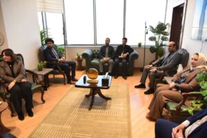 نائب وزير الصحة يستقبل وفد جامعة «دي مونتفورت» البريطانية لتعزيز تعاون “مكافحة مقاومة المضادات الميكروبية”