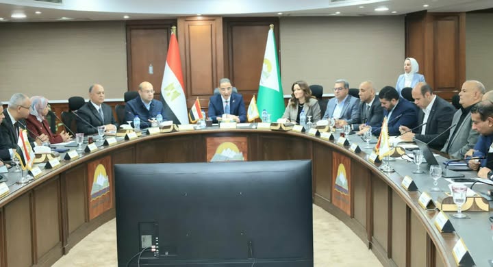 محافظ الجيزة يجتمع بمديري المديريات الخدمية ورؤساء الأجهزة