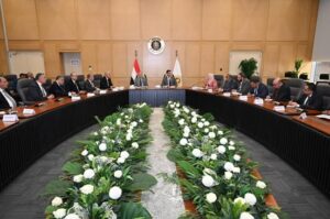 وزير الصناعة يبحث مع محافظ القاهرة ورئيس اتحاد الصناعات خطة تطوير شق الثعبان