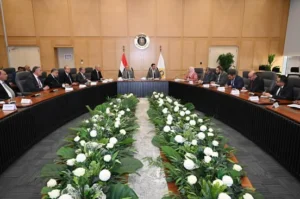 وزير الصناعة يبحث مع محافظ القاهرة ورئيس اتحاد الصناعات خطة تطوير شق الثعبان