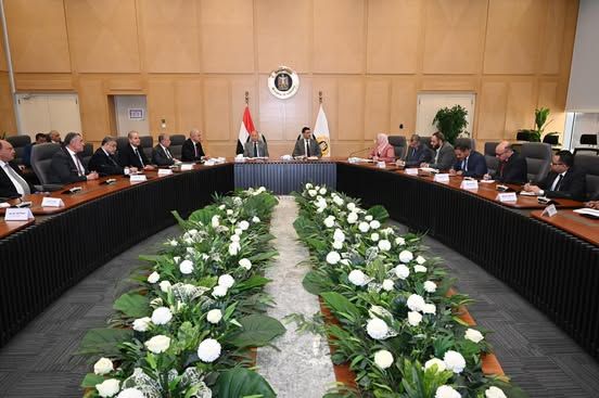 وزير الصناعة يبحث مع محافظ القاهرة ورئيس اتحاد الصناعات خطة تطوير شق الثعبان