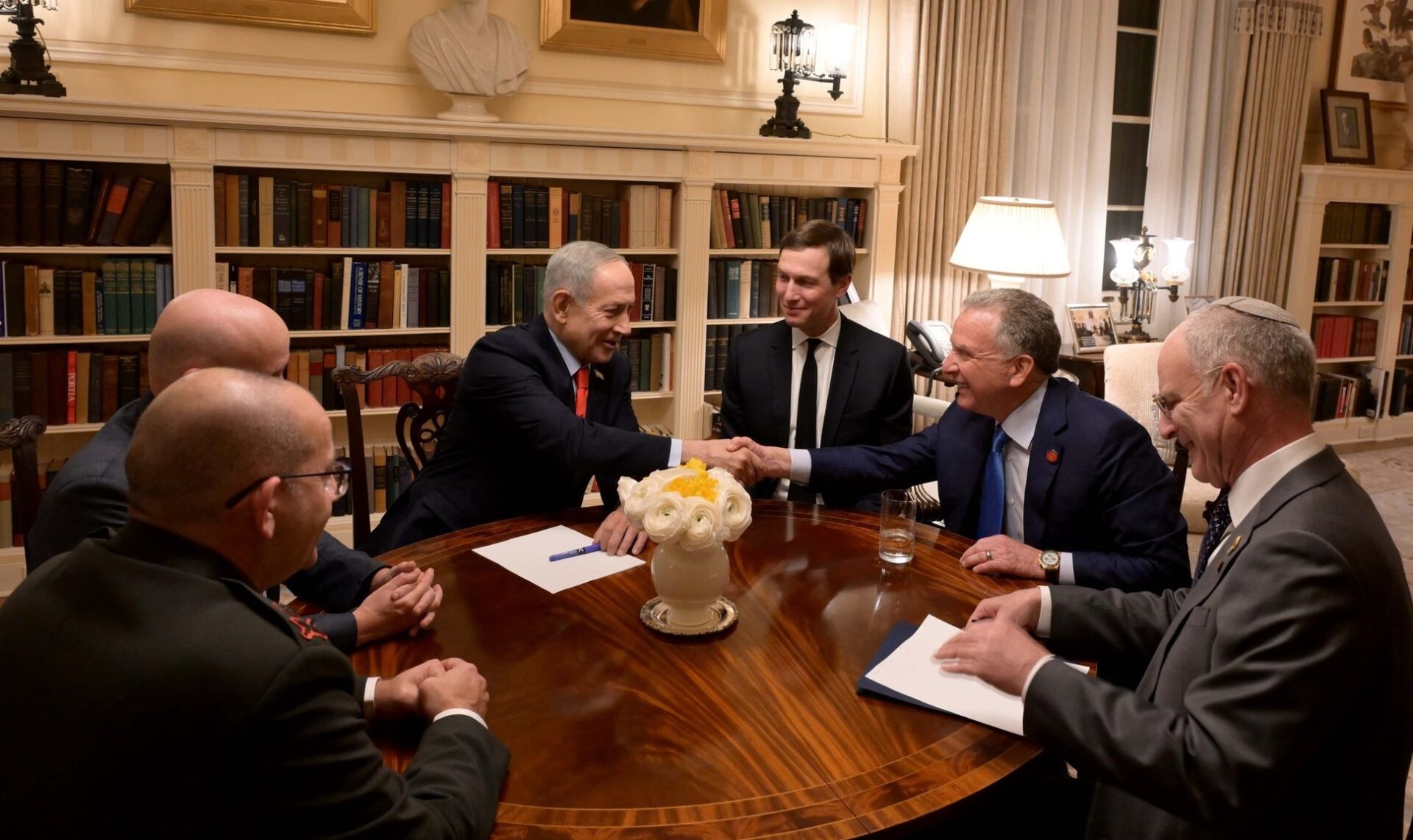 نتنياهو يلتقي مبعوثي ترامب قبل اجتماع البيت الأبيض لبحث مفاوضات إيران