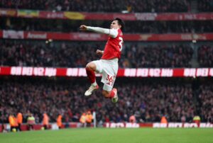 ارسنال يفوز على سندرلاند ويطير بصدارة الدوري الإنجليزي