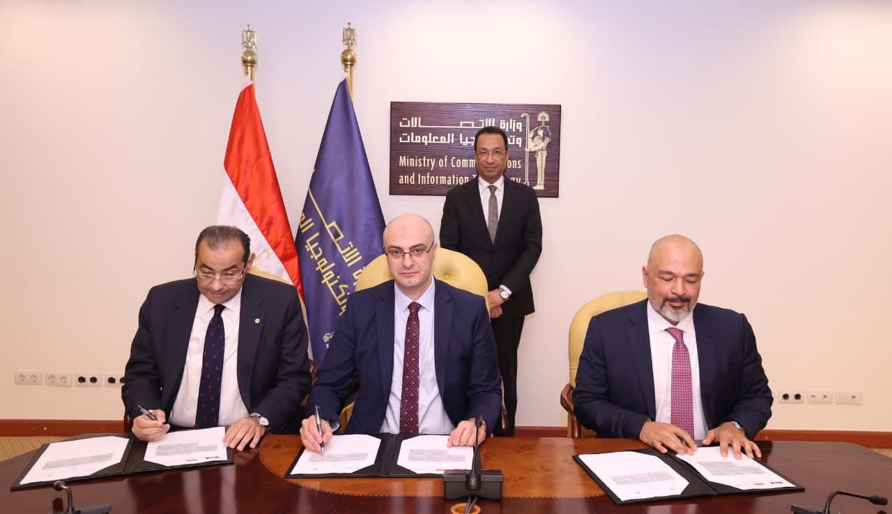 وزير الاتصالات يشهد توقيع عدد من الاتفاقيات التجارية بين المصرية للاتصالات و إي آند مصر و “تنظيم الاتصالات”