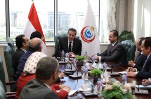 في أول يوم عمل بعد تجديد الثقة.. «عبدالغفار» يجتمع بقيادات الصحة