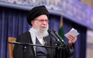 خامنئي يحذر ترامب: الجيش الأمريكي قد يتلقى ضربة قاصمة ولا تفاوض بإملاءات