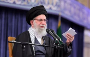 خامنئي يحذر ترامب: الجيش الأمريكي قد يتلقى ضربة قاصمة ولا تفاوض بإملاءات