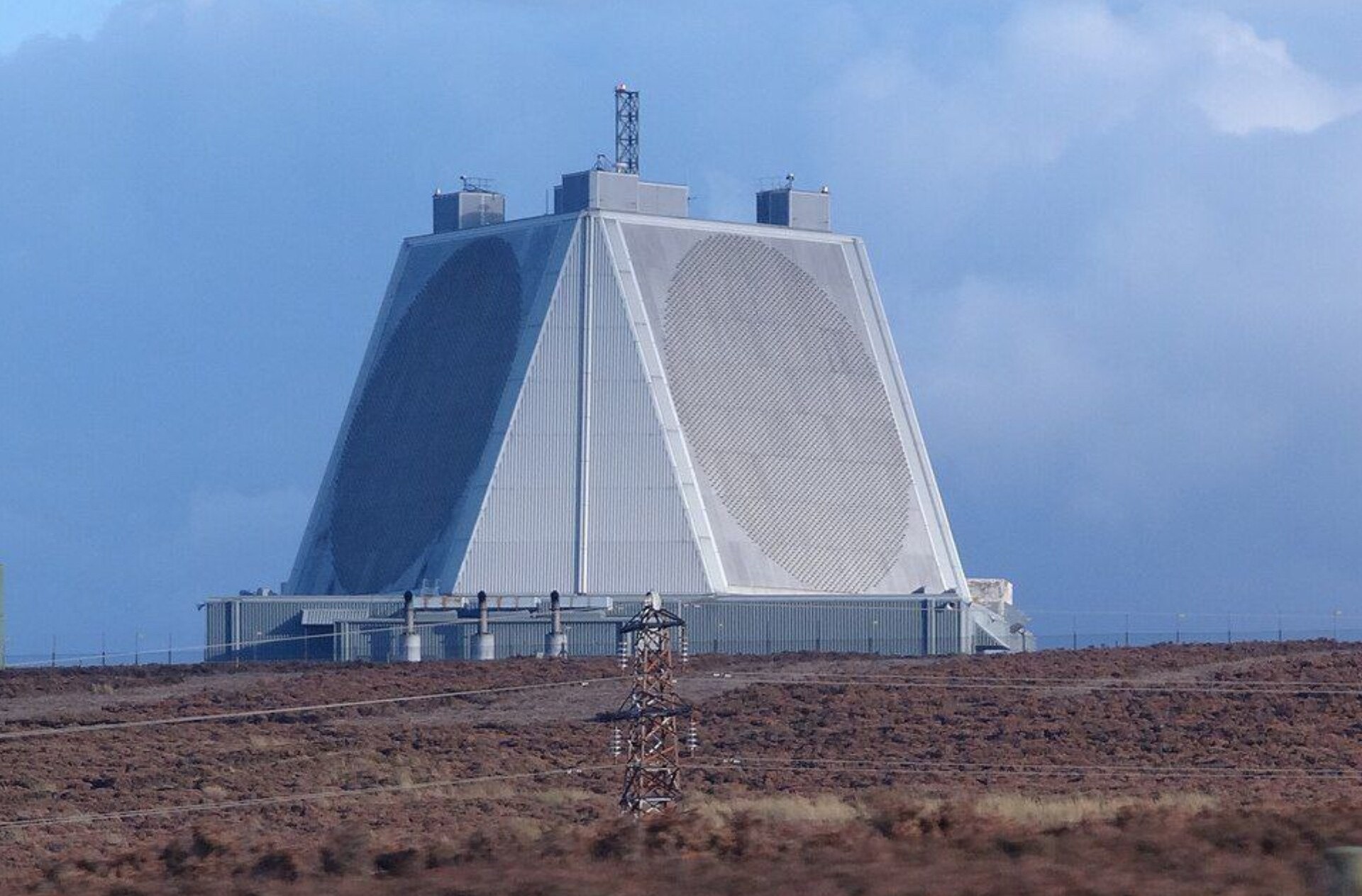 إيران تستهدف وتدمر رادار متقدم في قطر