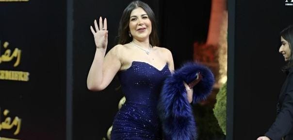 ملك قورة تثير الجدل بإطلالتها الزرقاء في حفل المتحدة..صور