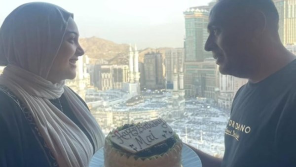 شاهد..محمود عبد المغني يحتفل بعيد ميلاد زوجته أثناء أداء مناسك العمرة