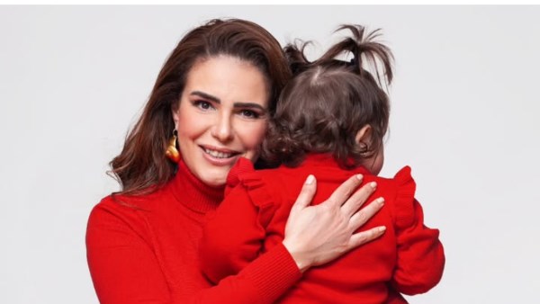 دنيا عبدالعزيز برفقة ابنتها بإطلالة حمراء بعيد الحب  ..صورة