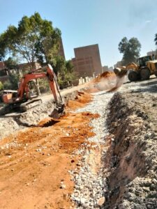 محافظ الجيزة يتابع أعمال تطهير ترعة الحفرية بالبراجيل والإحلال بالتربة الزلطية تمهيداً للرصف 