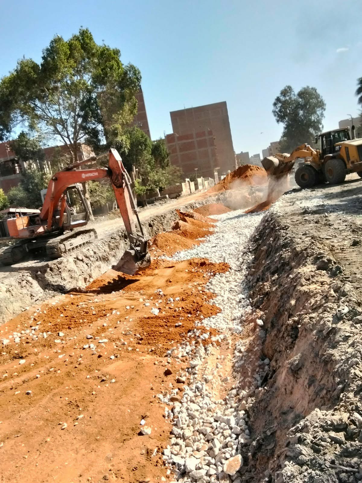 محافظ الجيزة يتابع أعمال تطهير ترعة الحفرية بالبراجيل والإحلال بالتربة الزلطية تمهيداً للرصف 