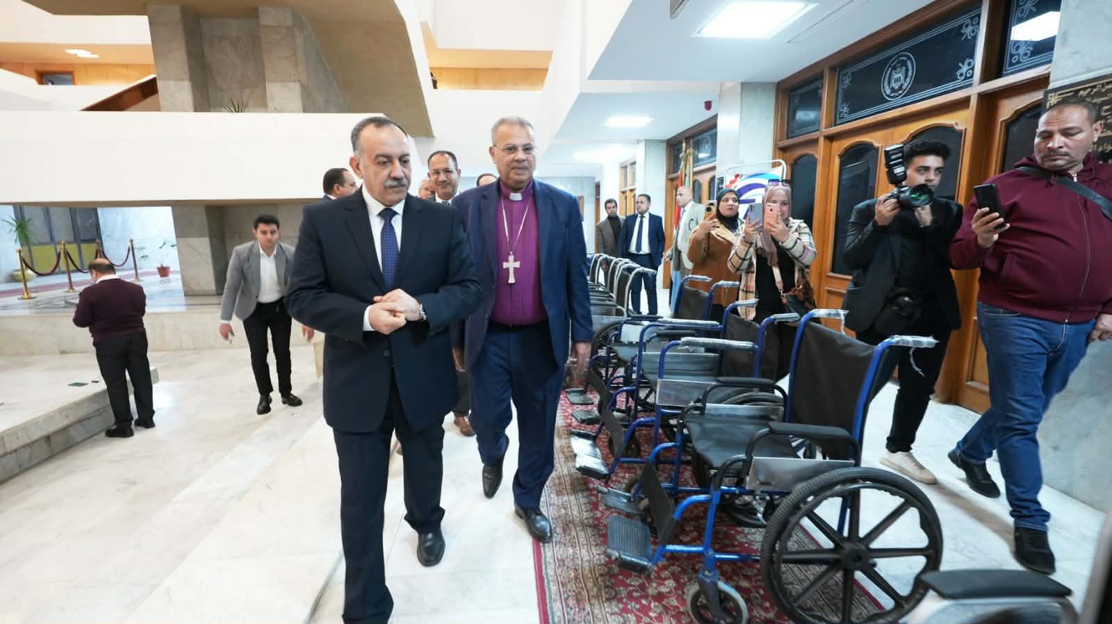 تسليم 30 كرسيًا متحركًا لمدارس التربية الفكرية بمختلف مراكز محافظة أسيوط