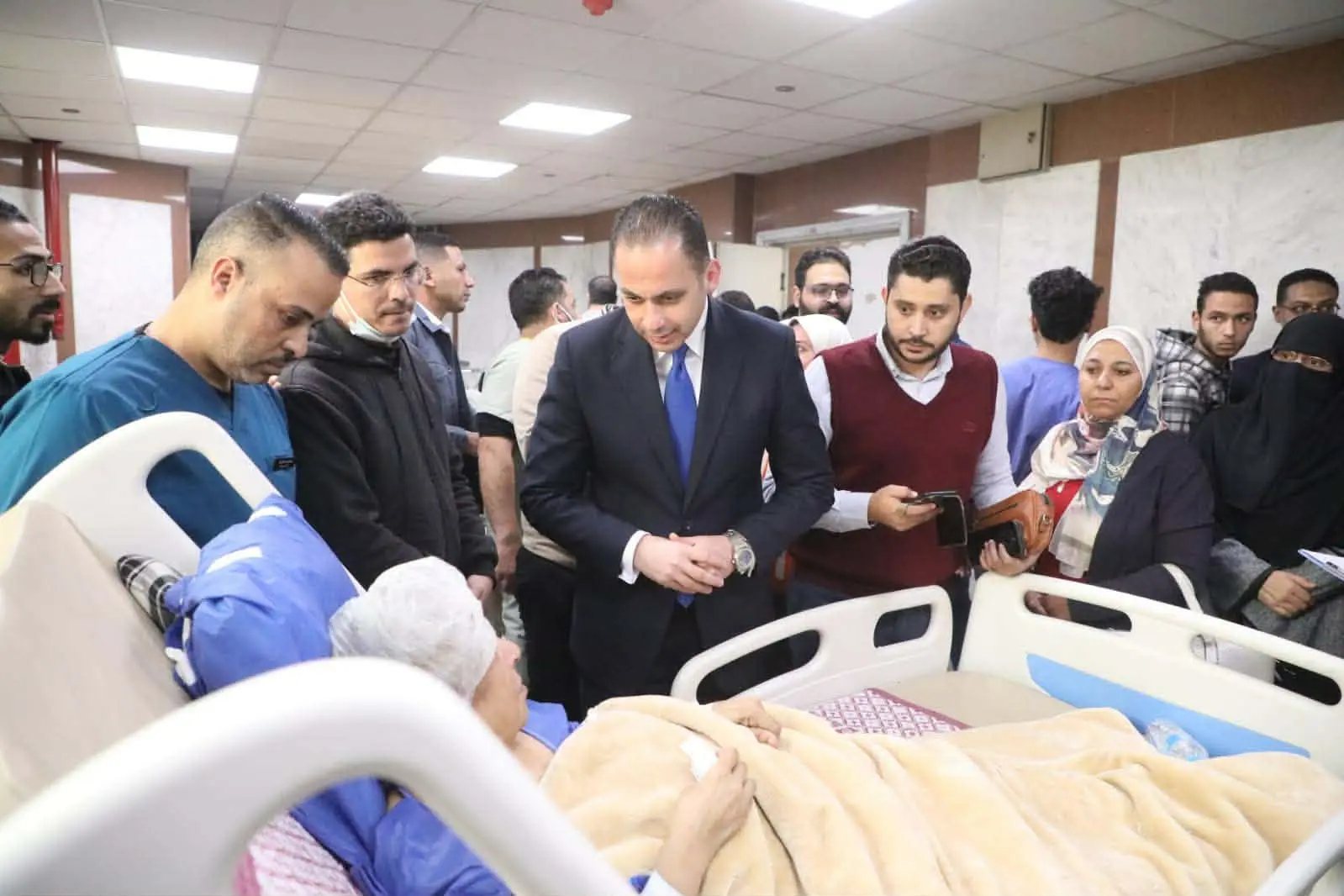 بعد نشوب حريق.. جولة تفقدية لنائب وزير الصحة بمستشفى عين شمس