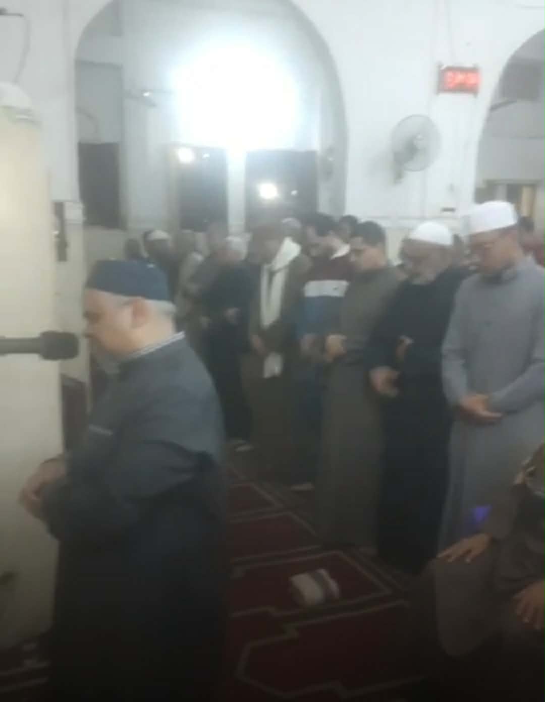 مساجد أسيوط تزدحم بالمصلين لأداء التراويح في رمضان