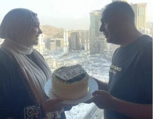 محمود عبد المغني يحتفل بعيد ميلاد زوجته في مكة