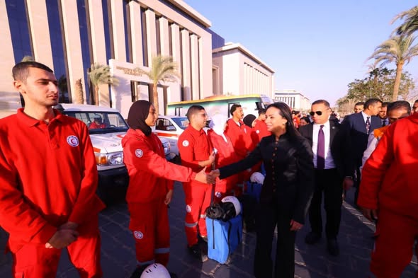 وزيرة التضامن تشهد اصطفاف فرق التدخل السريع والهلال الأحمر المصري لتعزيز سرعة الاستجابة 