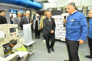 يصدر إنتاجه إلى 75 دولة.. محافظ أسيوط يتفقد مع وفد الاتحاد الأوروبي مصنع رائد للمستلزمات الطبية