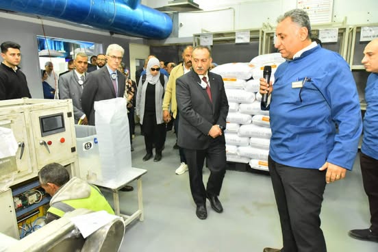 يصدر إنتاجه إلى 75 دولة.. محافظ أسيوط يتفقد مع وفد الاتحاد الأوروبي مصنع رائد للمستلزمات الطبية