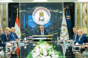 وزير الدولة للإنتاج الحربي يعقد أول اجتماع رسمي بعد أداء اليمين لمتابعة خطط العمل