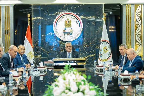 وزير الدولة للإنتاج الحربي يعقد أول اجتماع رسمي بعد أداء اليمين لمتابعة خطط العمل