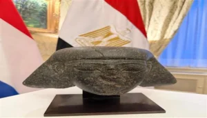 مصر تستعيد رأسًا حجريًا من عصر تحتمس الثالث في هولندا بالتعاون الدولي