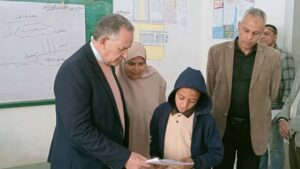 مدير تعليم أسيوط يختبر الطلاب فى مهارات القراءة والكتابة