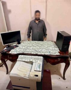 سقوط مزوّر المحررات وتقليد العملات الأجنبية بالإسماعيلية بعد ترويج نشاطه عبر مواقع التواصل