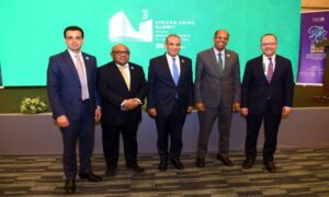 وزير الخارجية يلتقي رئيس مفوضية الاتحاد الأفريقي على هامش قمة الاتحاد الأفريقي