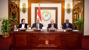 وزير الخارجية يجتمع بقيادات الوزارة ويؤكد أهمية مواصلة تطوير الأداء المؤسسي