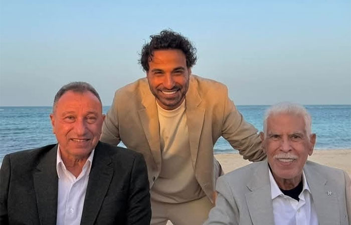 أحمد فهمي يلتقط “صورة تاريخية” مع أساطير الكرة المصرية