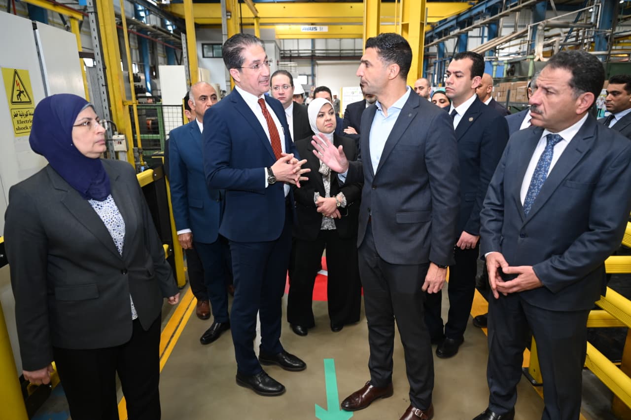 ︎وزير الصناعة يتفقد مصنعين متخصصين في الصناعات الهندسية والغذائية بمدينة العاشر من رمضان