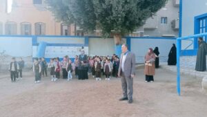 في أول يوم للفصل الدراسي الثاني.. وكيل تعليم أسيوط يشارك الطلاب والمعلمين طابور الصباح