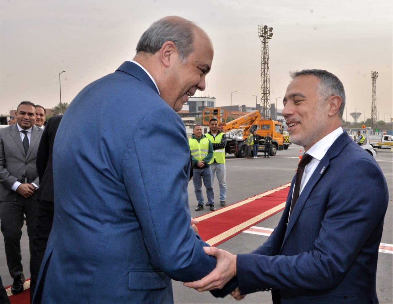 الحفني يستقبل أول طائرة إيرباصA350-900 لمصر للطيران