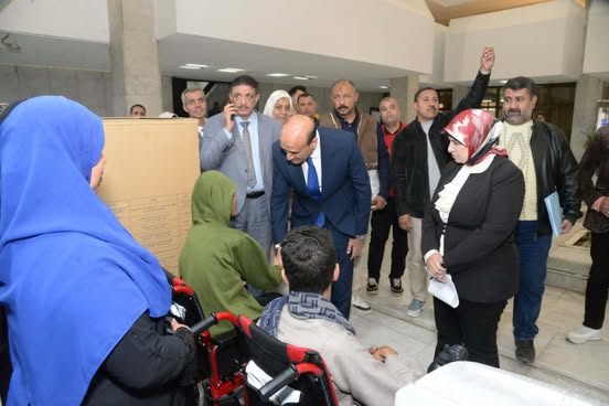 توزيع 10 أجهزة عرائس وكرسيين متحركين كهربائيين للأسر الأولى بالرعاية في أسيوط