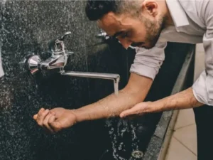 ابتلاع ماء المضمضة في نهار رمضان.. ما الحكم الشرعي؟